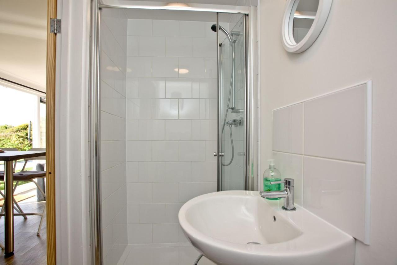 Wheal Rose -Beautifully Fitted Lodge Helston Cornwall エクステリア 写真