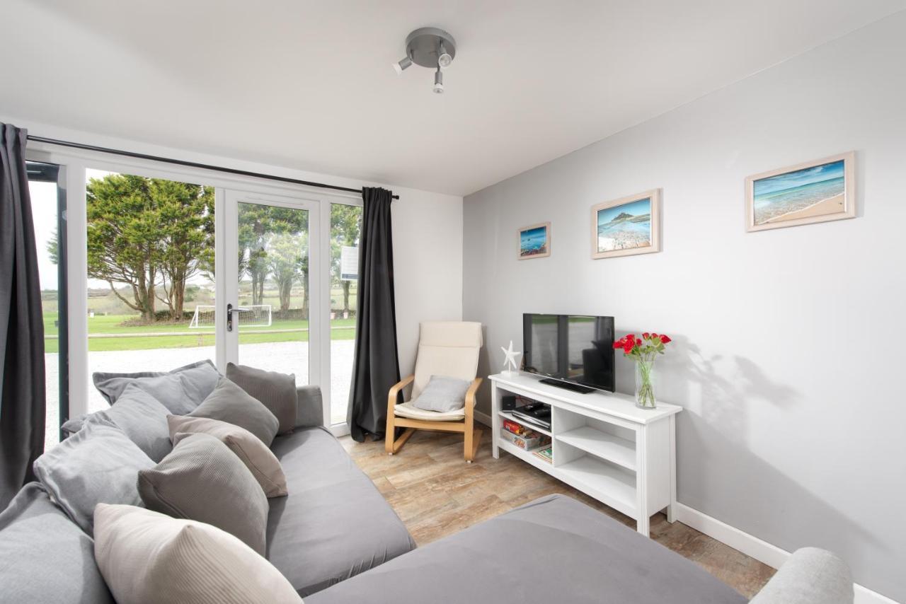 Wheal Rose -Beautifully Fitted Lodge Helston Cornwall エクステリア 写真